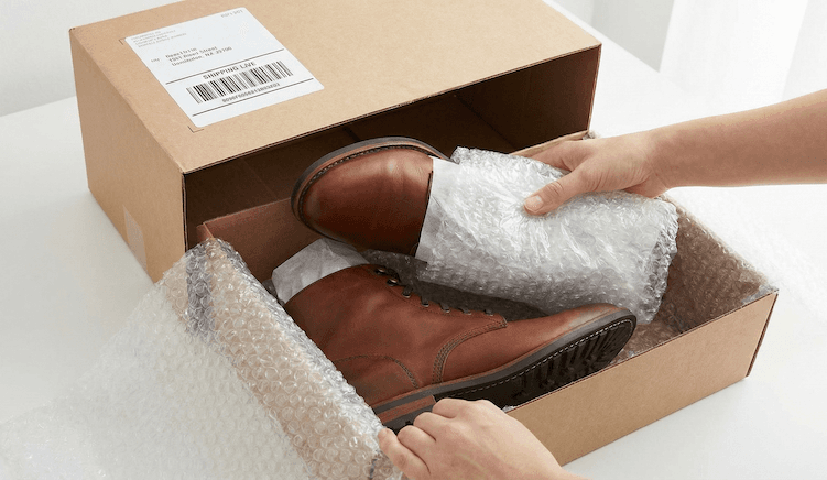 Jak bezpiecznie spakować buty do wysyłki?